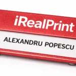 Set ecusoane metalice rosii din aluminiu pentru echipa, personalizare uniforma pentru branding puternic si identificare imediata