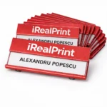 Ecuson rosu din aluminiu cu placuta personalizata pentru nume angajat, solutie practica si vizibila pentru medii dinamice