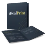 Mapă personalizată în variantă închisă și deschisă, evidențiind personalizarea completă interior exterior