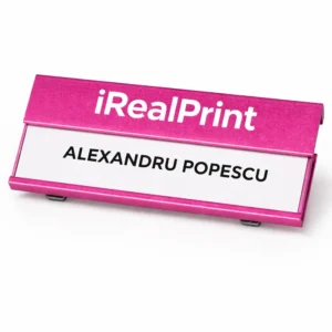 Detaliu ecuson aluminiu roz cu personalizare print UV, text clar si finisaj premium pentru branding vizual modern