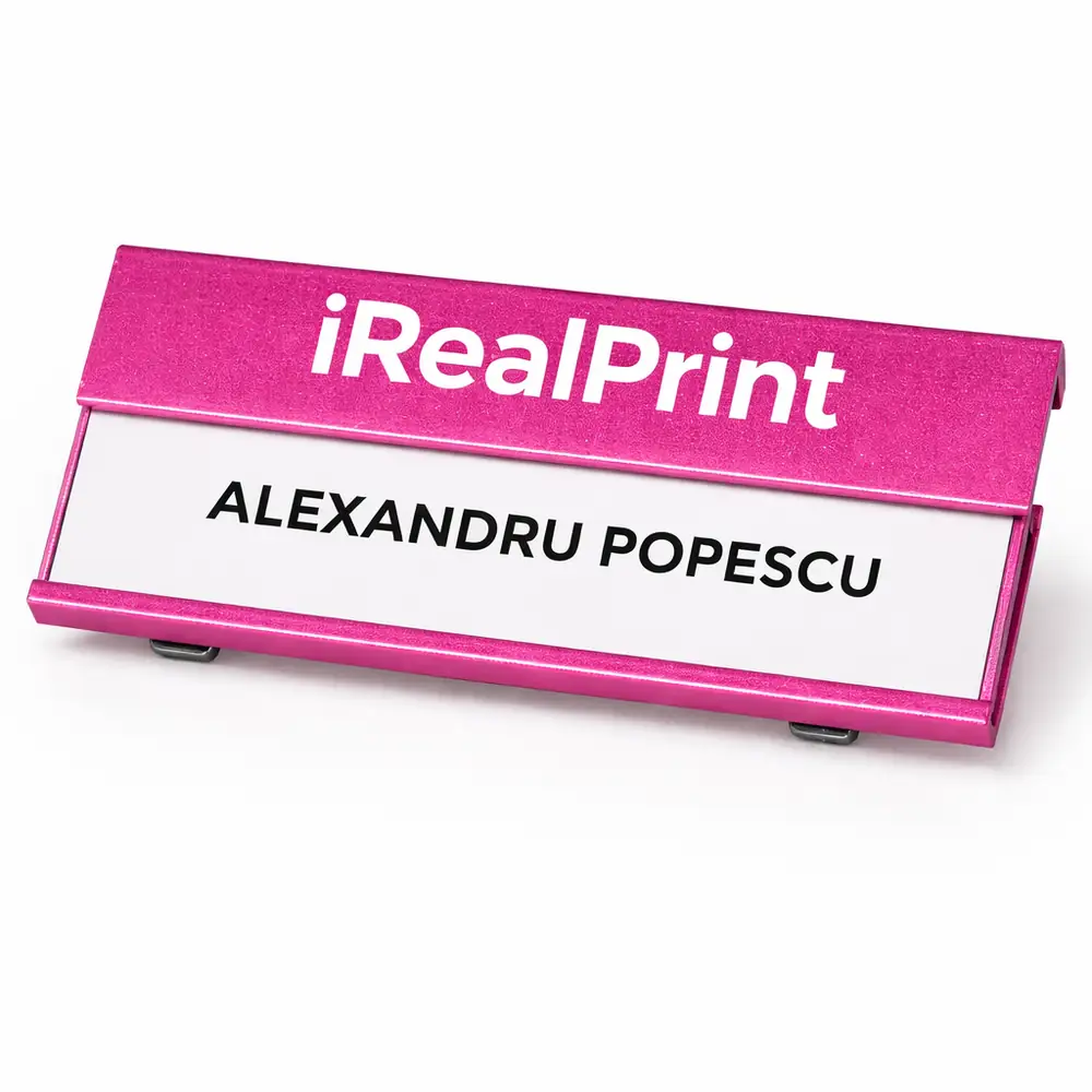 ecuson-aluminiu-roz-detaliu-personalizare-print-uv-finishing-premium Detaliu ecuson aluminiu roz cu personalizare print UV, text clar si finisaj premium pentru branding vizual modern