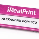 Set ecusoane metalice roz din aluminiu pentru echipa, personalizare uniforma pentru branding coerent si imagine calda