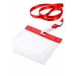 Lanyard rosu cu suport ecuson premium si sistem de prindere sigur, detalii clare ale cataramei si material rezistent pentru utilizare intensiva