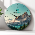 Ceas de perete personalizat integrat in living modern, cu peisaj montan si design elegant pentru impact vizual si decor premium
