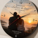 Detaliu ceas personalizat cu fotografie de cuplu si mesaj romantic, evidentiind designul emotional si calitatea printului