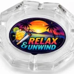Scrumiera hexagonala din sticla personalizata close-up cu print color premium si aspect elegant pentru branding profesional