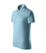 Tricou polo personalizat copii albastru deschis din perspectiva laterala, design elegant pentru scoli si tabere