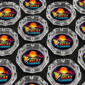 Scrumiere personalizate hexagonale din sticla prezentate in set pentru restaurante, hoteluri si evenimente corporate premium