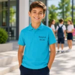 Elev purtand tricou polo personalizat turcoaz in curtea scolii, imagine lifestyle pentru branding educational modern