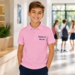Elev purtand tricou polo personalizat roz in spatiu educational modern, imagine lifestyle pentru branding premium