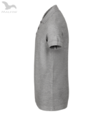 Elev purtand tricou polo personalizat gri in curtea scolii, imagine lifestyle moderna pentru uniforme premium