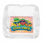 Scrumiera patrata din sticla cu personalizare Good Vibes si design color modern pentru baruri si spatii relaxante