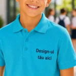 Detaliu close-up tricou polo copii turcoaz personalizat, evidentiind textura materialului si printul profesional