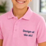 Detaliu close-up tricou polo copii roz personalizat, evidentiind textura materialului si printul profesional