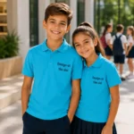 Baiat si fata purtand tricouri polo personalizate turcoaz, imagine premium pentru uniforme scolare si branding educational modern