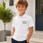 Tricou polo copii alb purtat in context educational, uniforma eleganta pentru branding si imagine profesionala