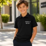 Tricou polo copii negru purtat in context educational, personalizare premium pentru branding si uniforme moderne
