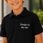 Tricou polo personalizat copii negru close-up, detaliu premium pentru print profesional si branding vizibil